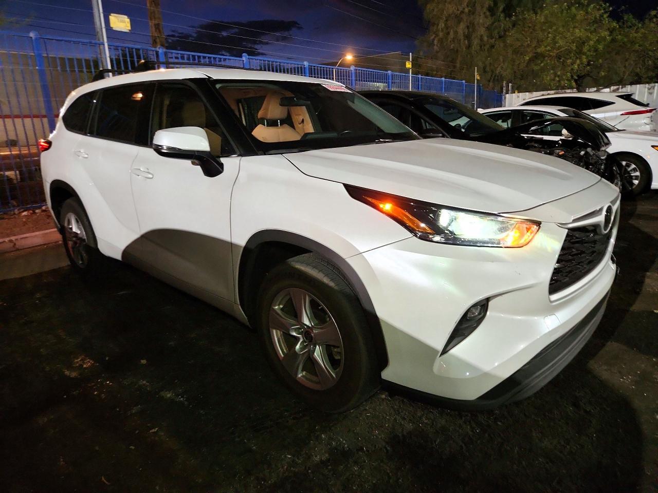 2022 Toyota Highlander Le - zdjęcie 4
