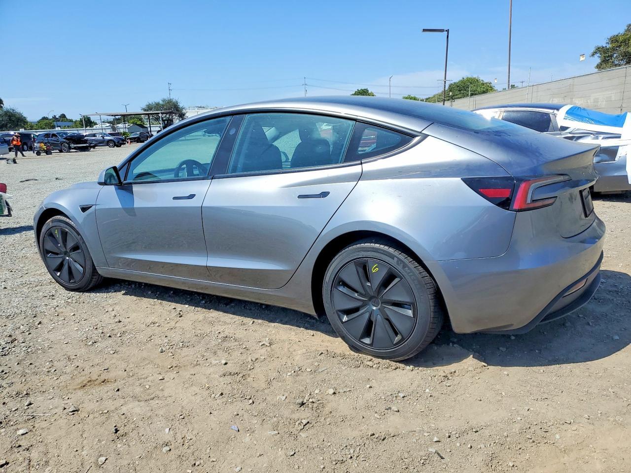 2024 Tesla Model 3 - zdjęcie 2
