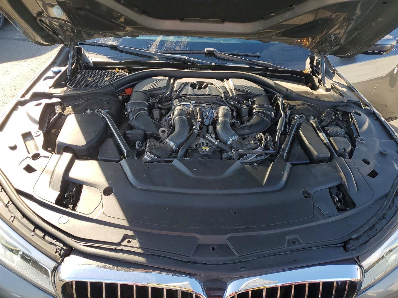 2016 BMW Seria 7 750i - zdjęcie 11
