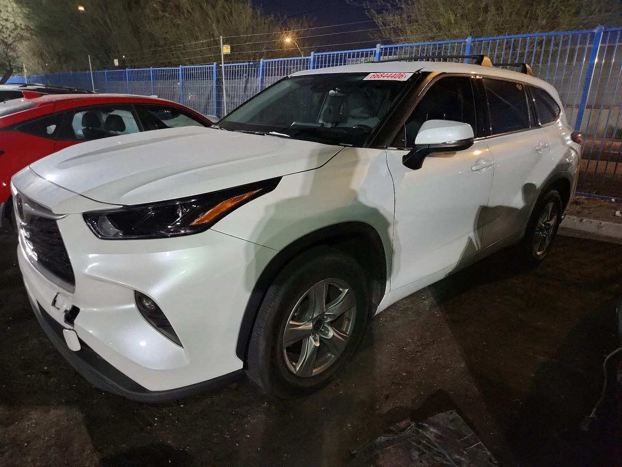 2022 Toyota Highlander Le - zdjęcie główne