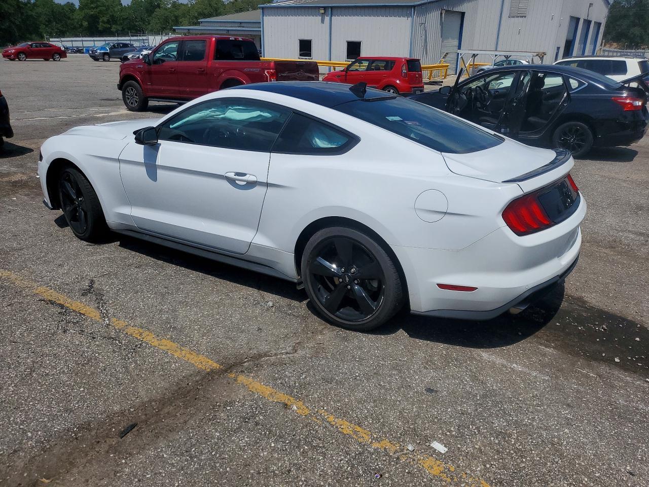 2022 Ford Mustang - zdjęcie 2