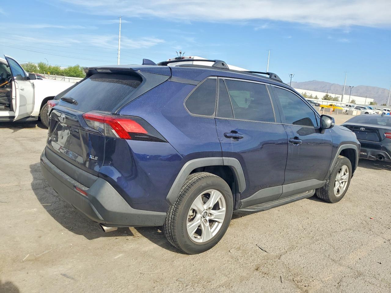 2020 Toyota Rav4 Xle - zdjęcie 3