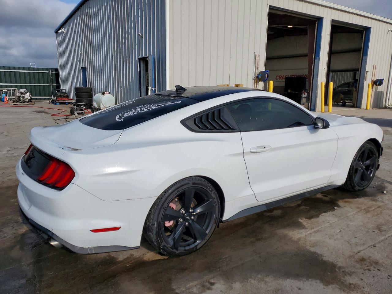 Ford Mustang Coupe - zdjęcie 3
