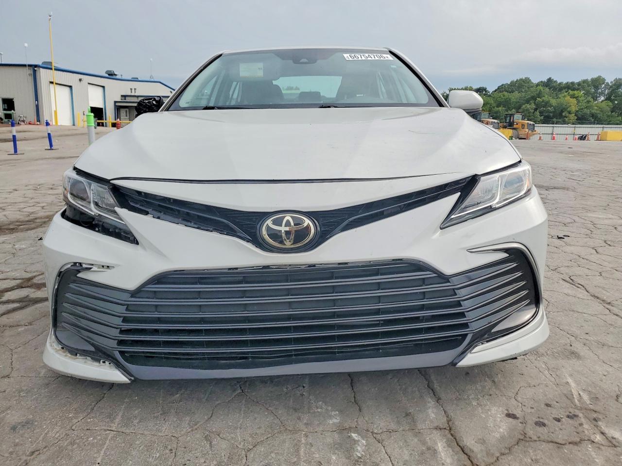 2022 Toyota Camry Le - zdjęcie 5