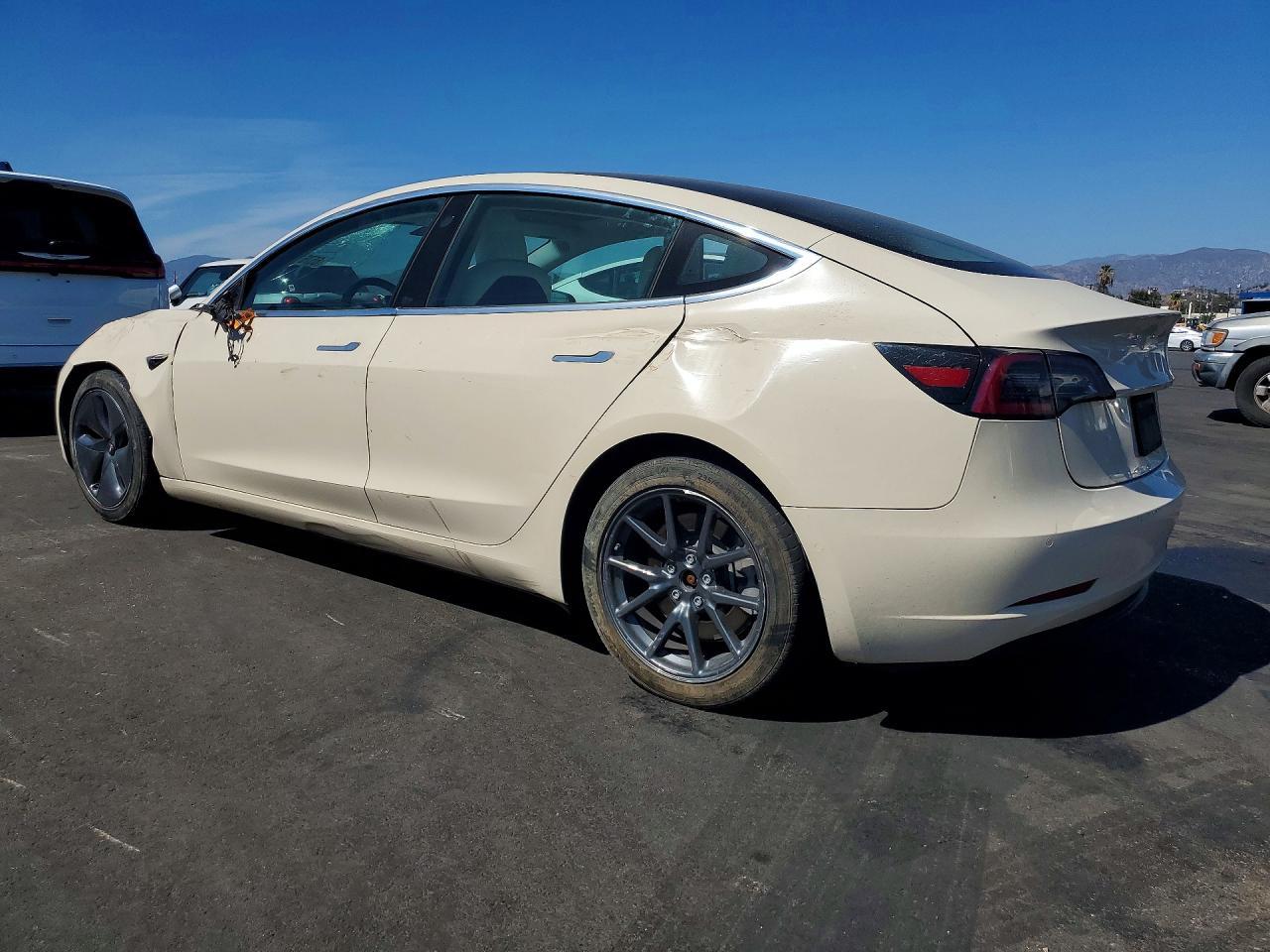 2019 Tesla Model 3 - zdjęcie 2