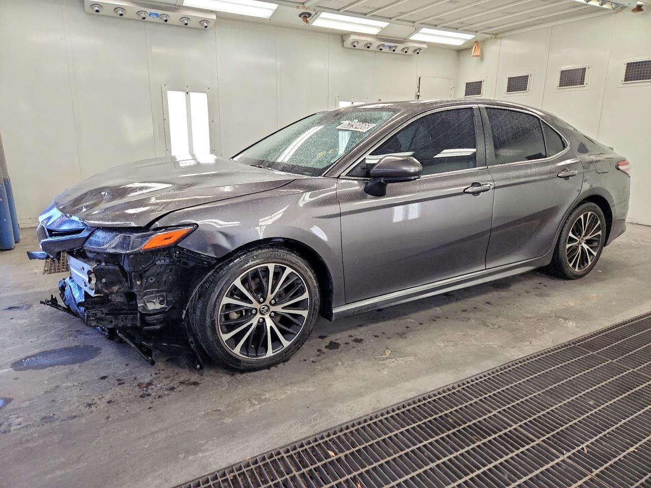 2020 Toyota Camry Se - zdjęcie główne