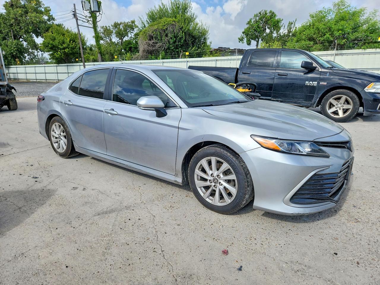 2023 Toyota Camry Le - zdjęcie 4