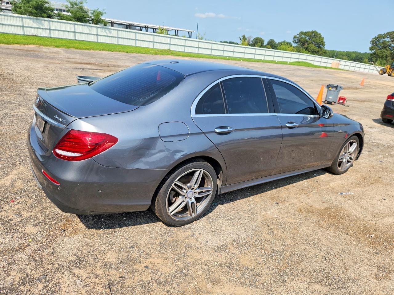 2017 Mercedes-Benz E 300 4Matic - zdjęcie 3