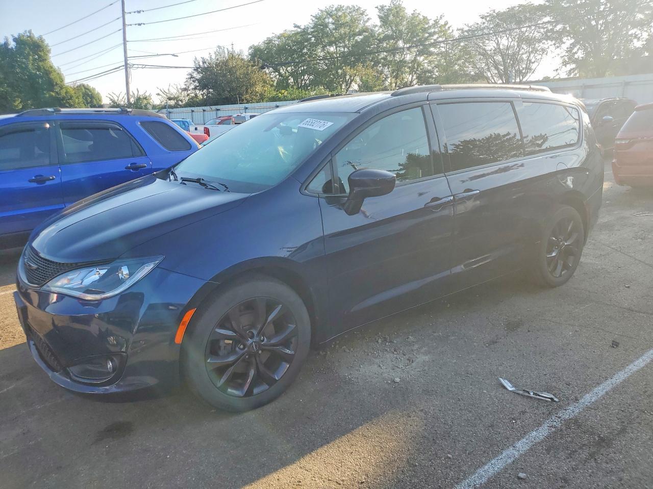 2018 Chrysler Pacifica Touring L - zdjęcie główne