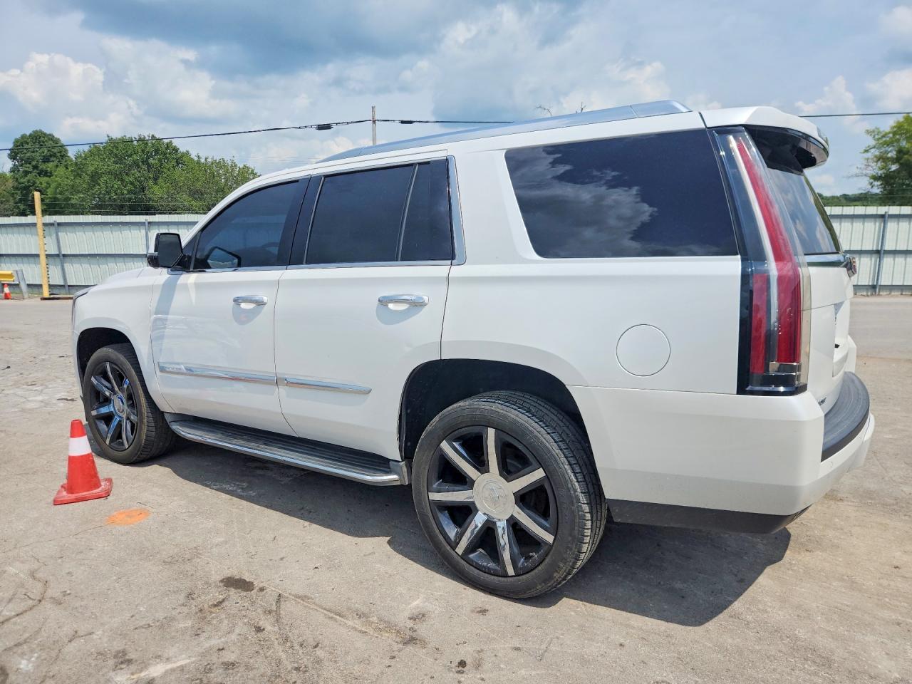 2016 Cadillac Escalade Luxury - zdjęcie 2