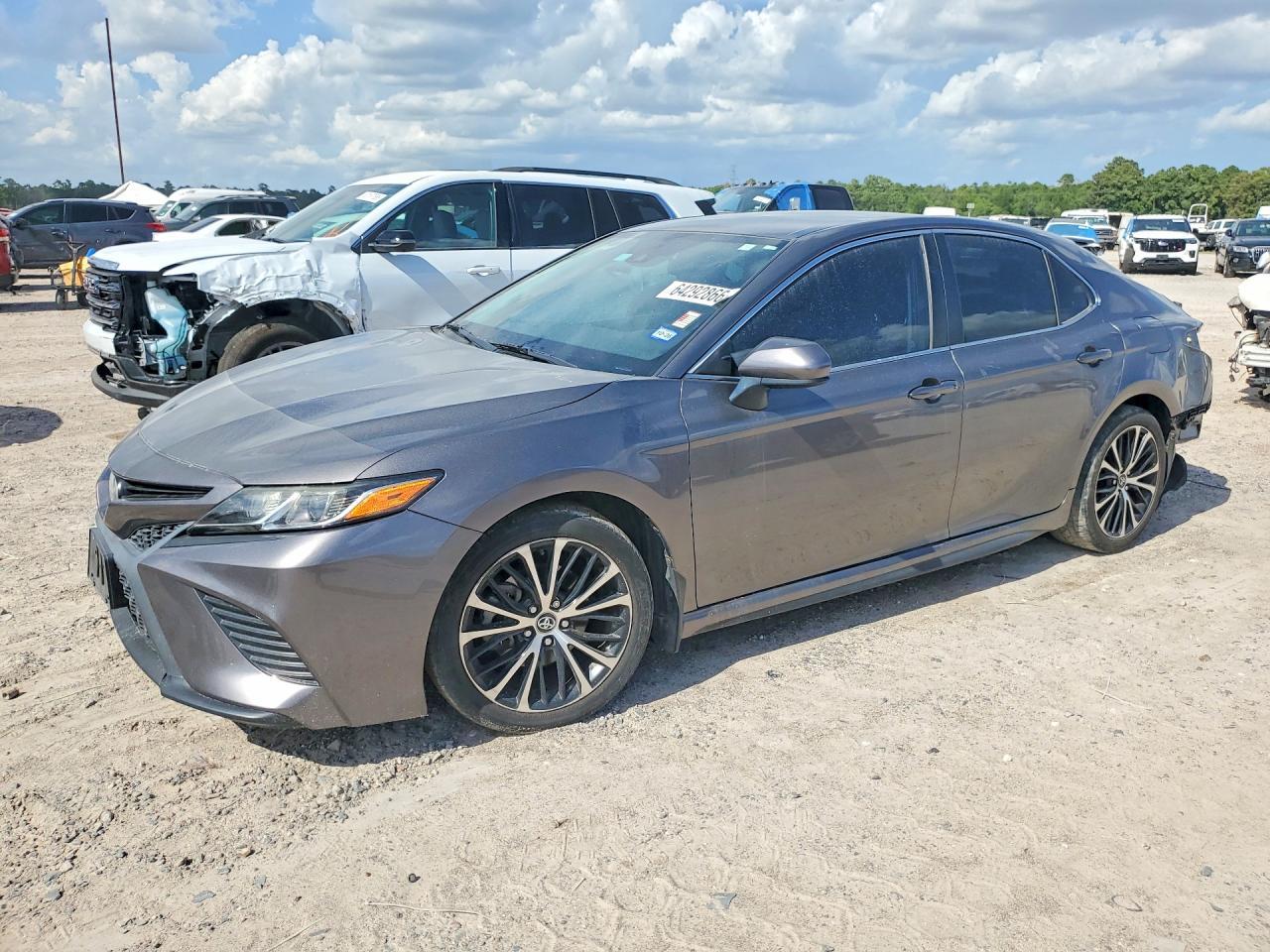 2020 Toyota Camry Se - zdjęcie główne