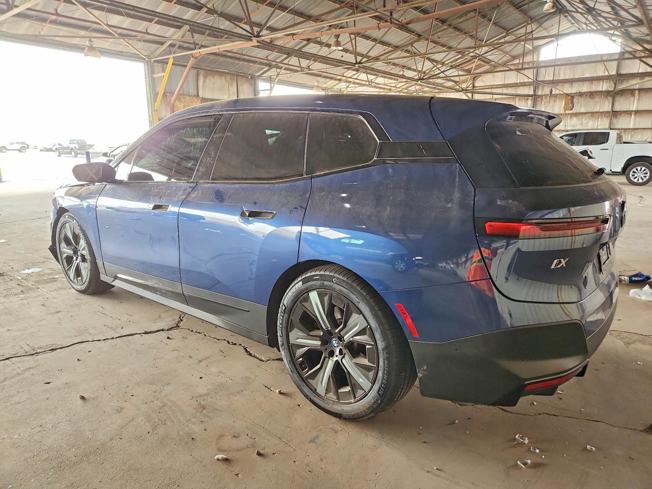 2022 BMW Ix xDrive50 - zdjęcie 2