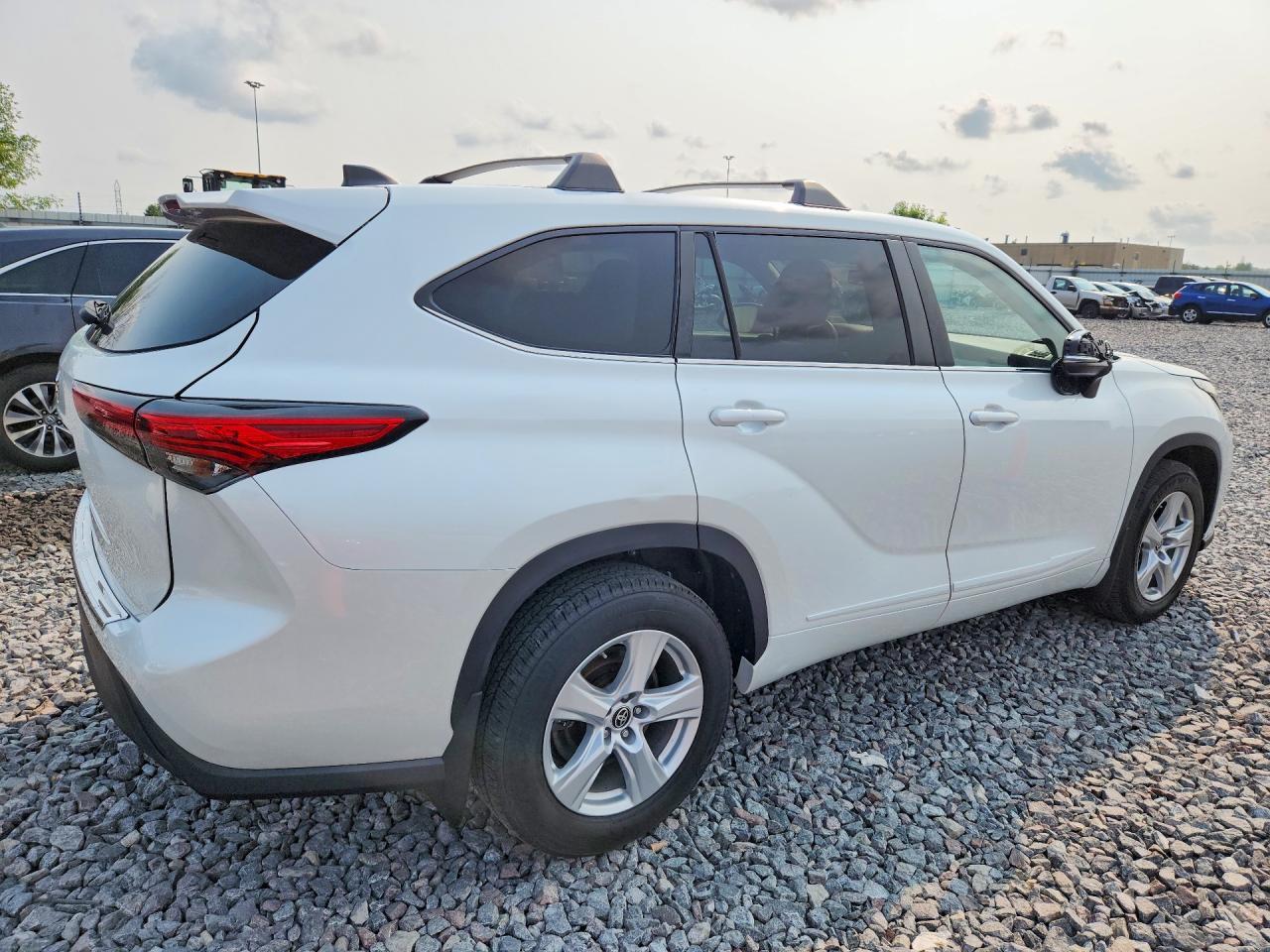 2023 Toyota Highlander L - zdjęcie 3