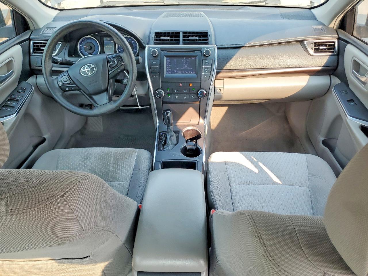2016 Toyota Camry Le - zdjęcie 8