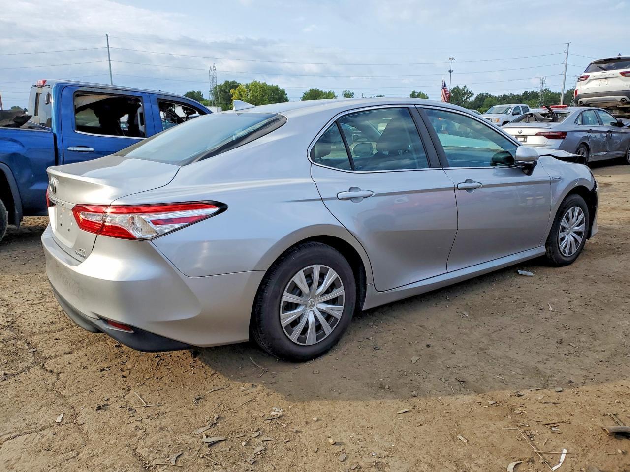 2019 Toyt Camry Le - zdjęcie 3