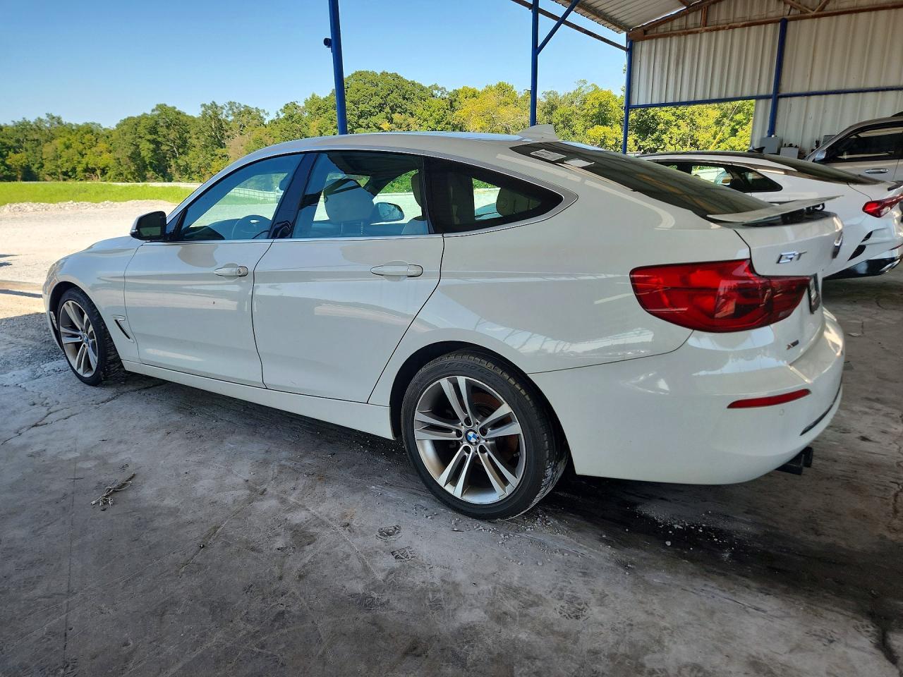 2017 BMW 330 Xigt - zdjęcie 2