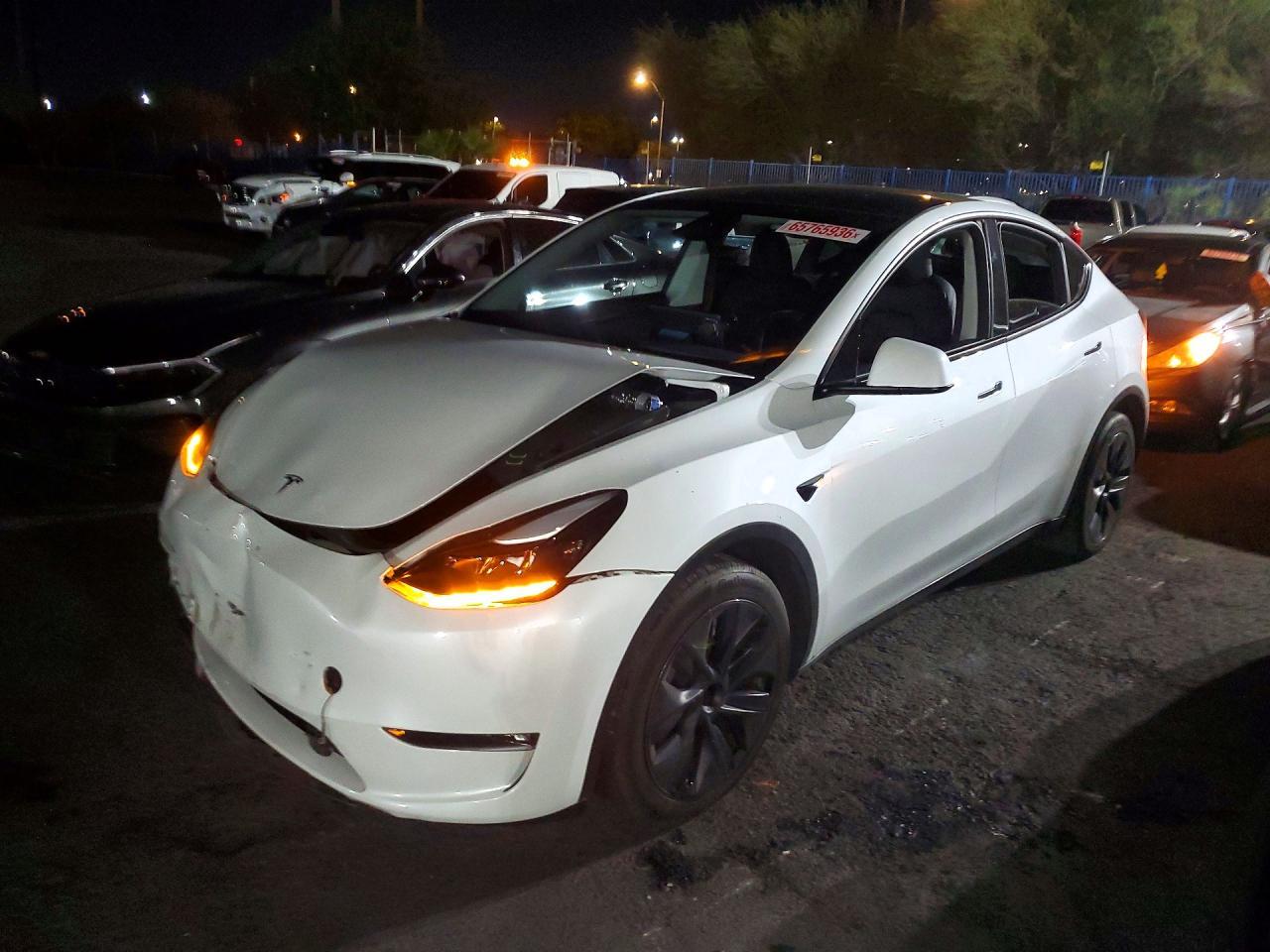 2024 Tesla Model Y - zdjęcie główne