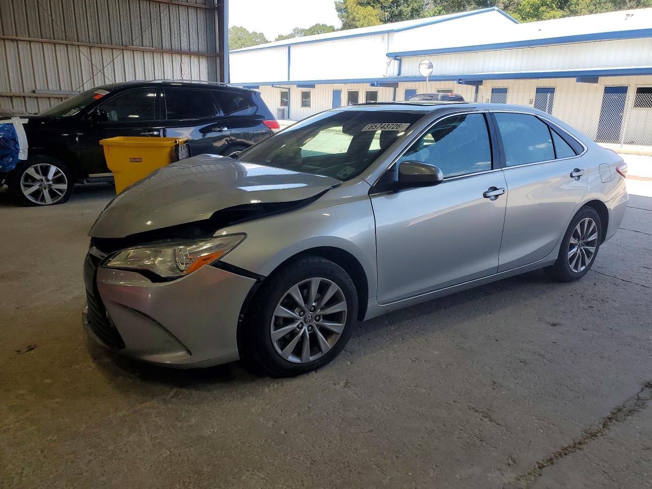 2016 Toyota Camry Xle - zdjęcie główne