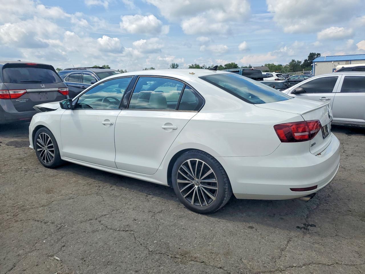 2016 Volkswagen Jetta Sport - zdjęcie 2