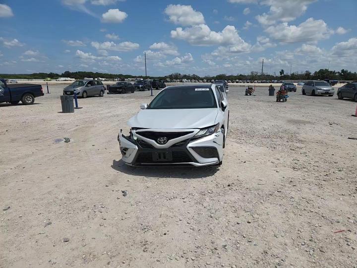 2021 Toyota Camry Xse - zdjęcie 13