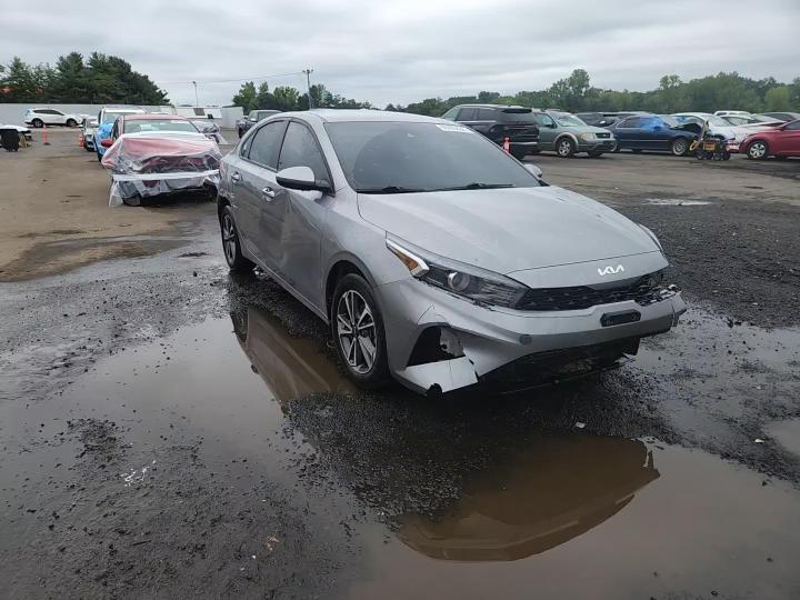 2023 Kia Forte Lxs - zdjęcie 14