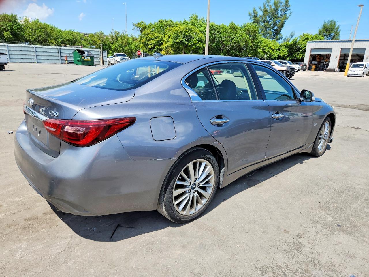 2018 Infiniti Q50 3.0T Luxe - zdjęcie 3
