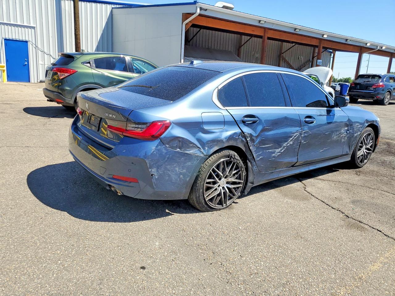 2025 BMW Seria 3 330i - zdjęcie 3
