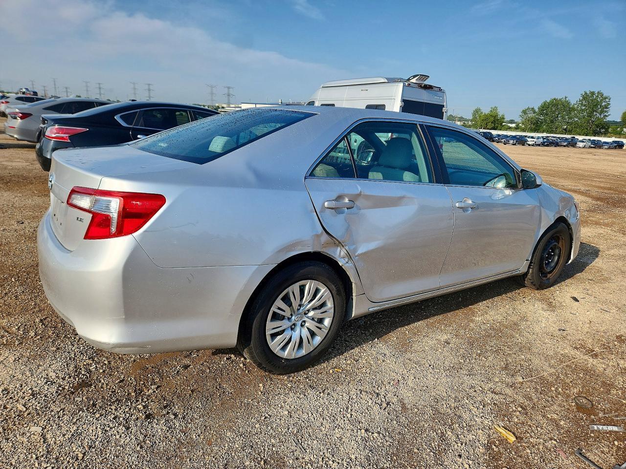 2013 Toyota Camry Le - zdjęcie 3