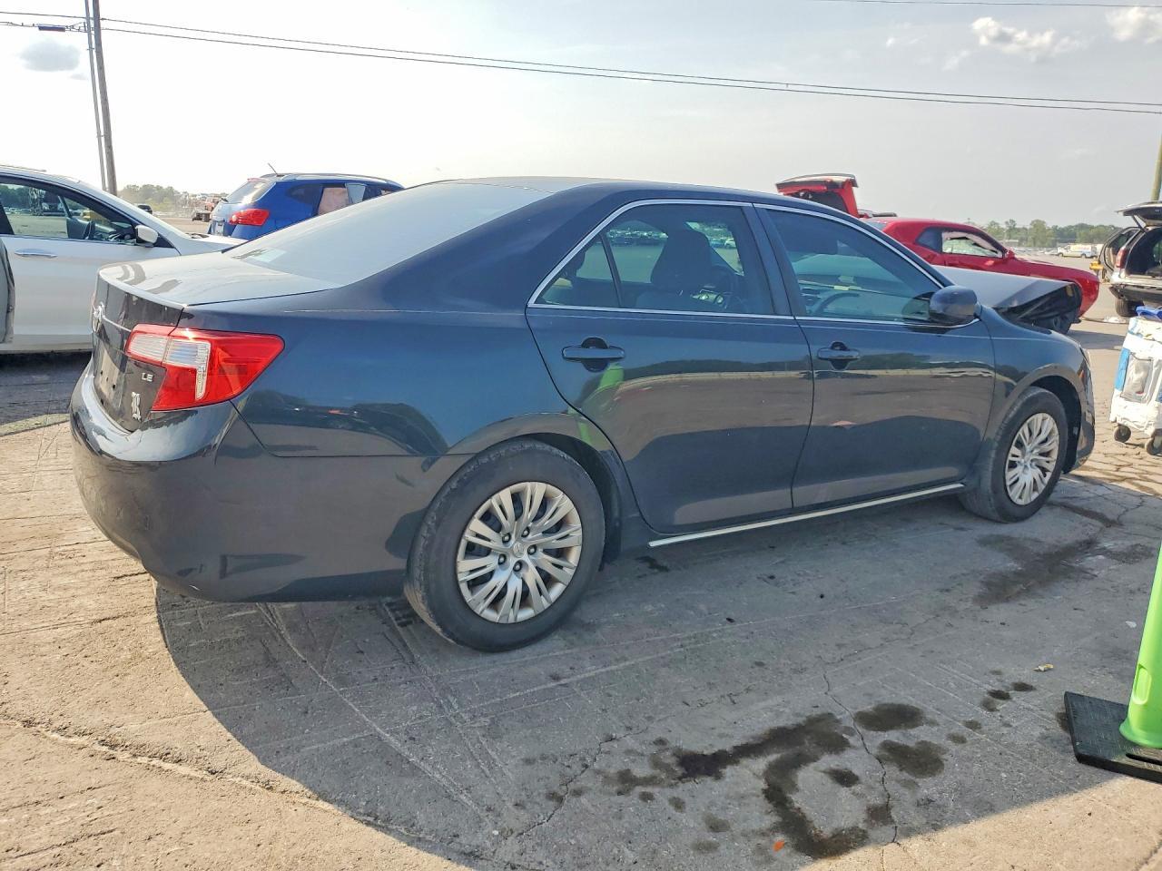 2014 Toyota Camry Le - zdjęcie 3