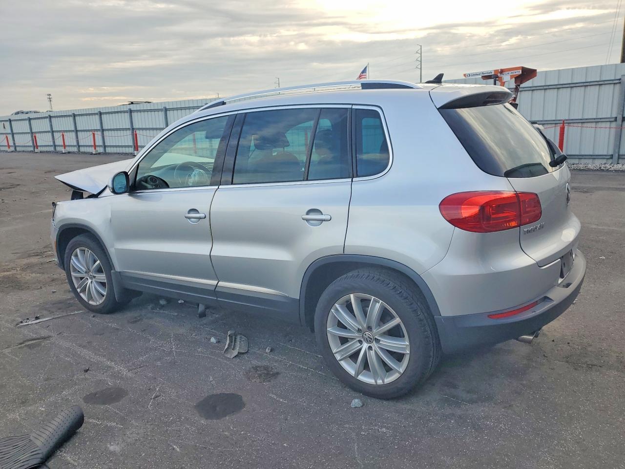 2013 Volkswagen Tiguan S - zdjęcie 2