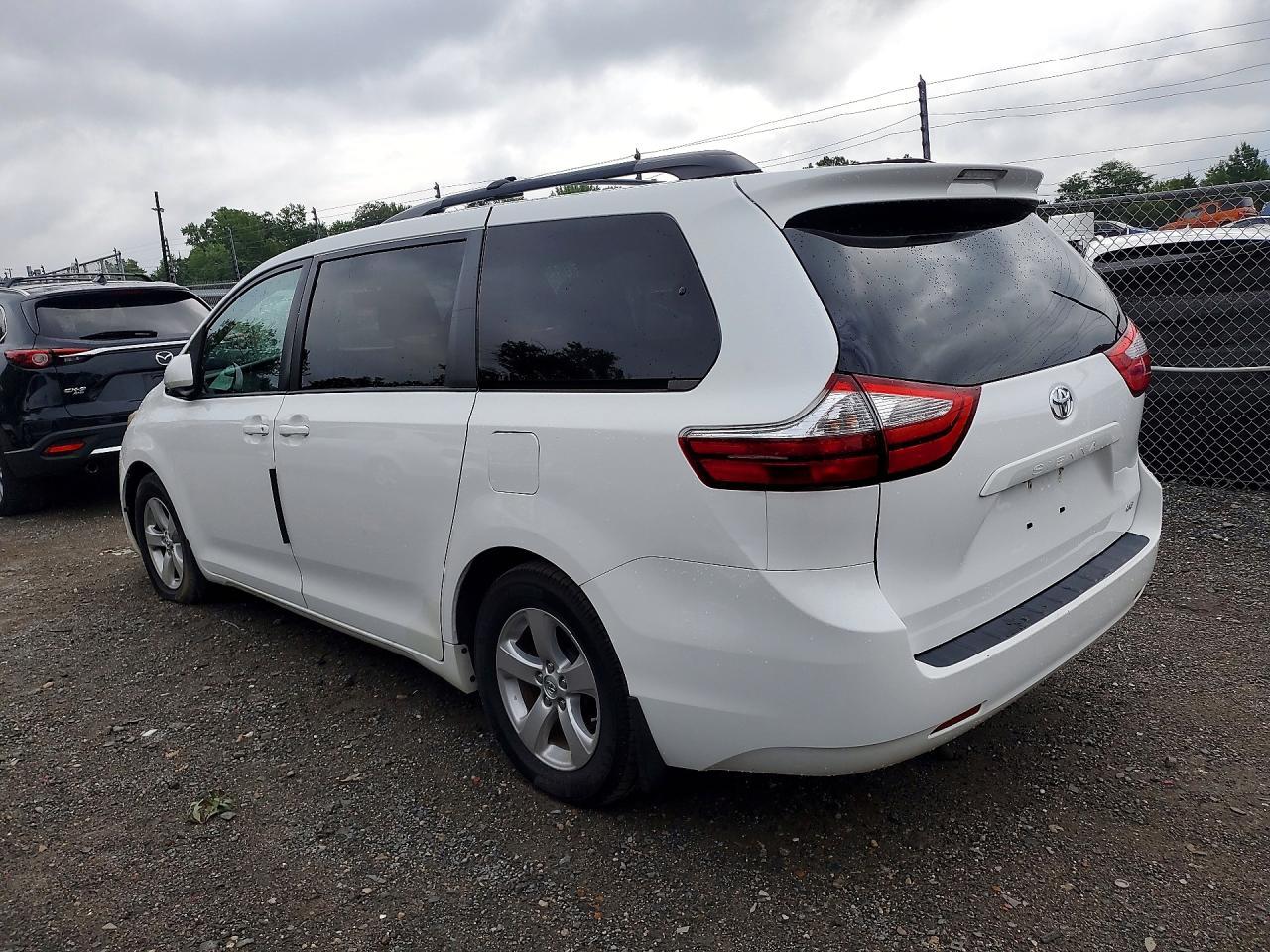 2016 Toyota Sienna Le - zdjęcie 2