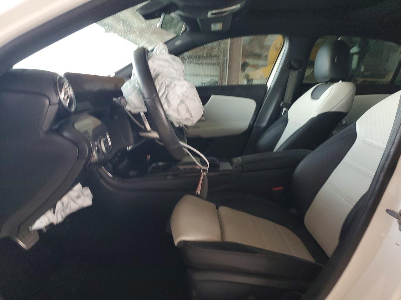 2021 Mercedes-Benz A 220 - zdjęcie 13