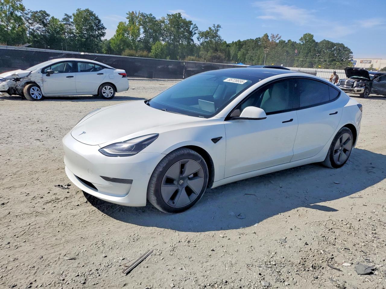 2021 Tesla Model 3 - zdjęcie główne