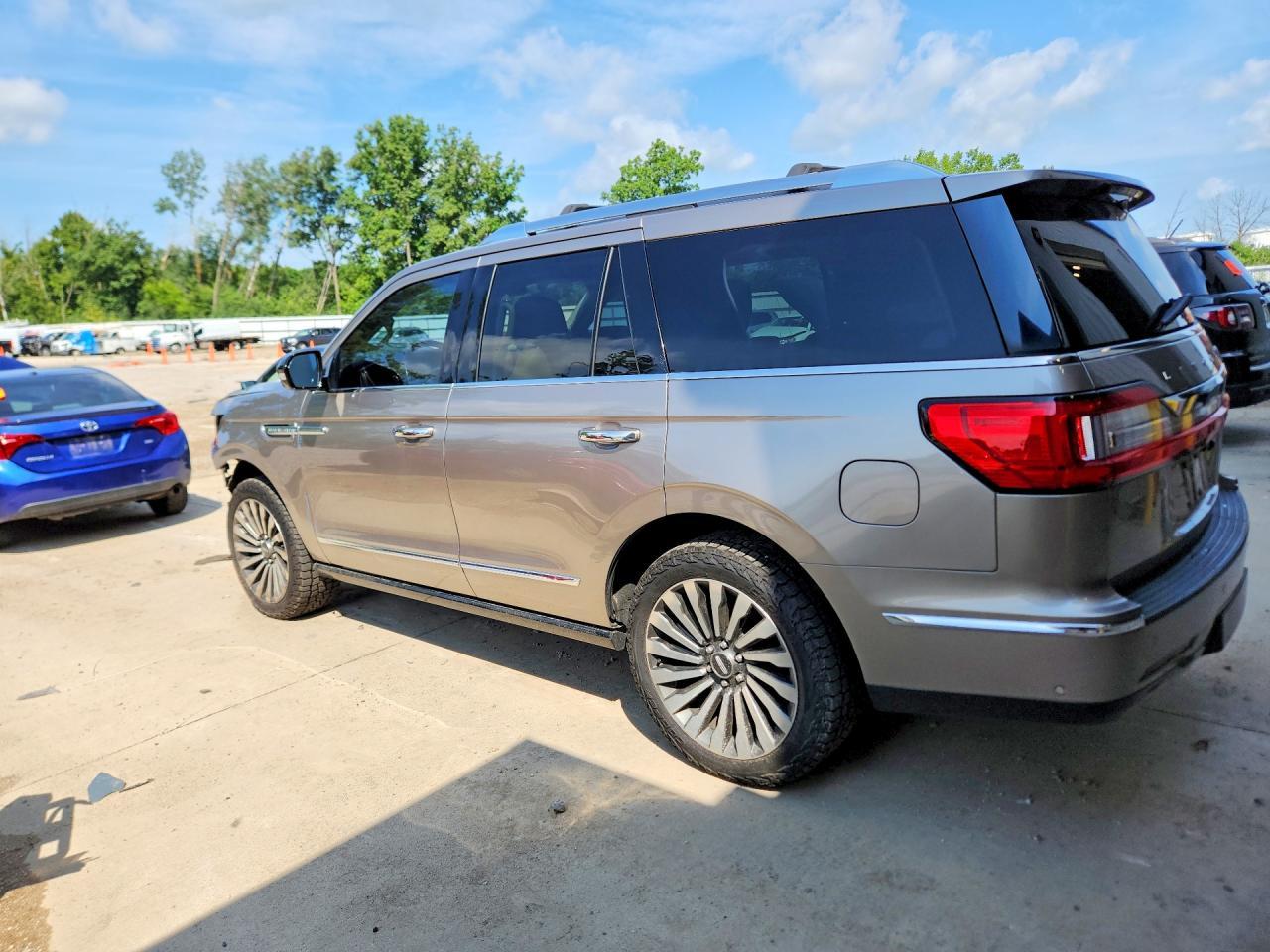 2019 Lincoln Navigator Reserve - zdjęcie 2