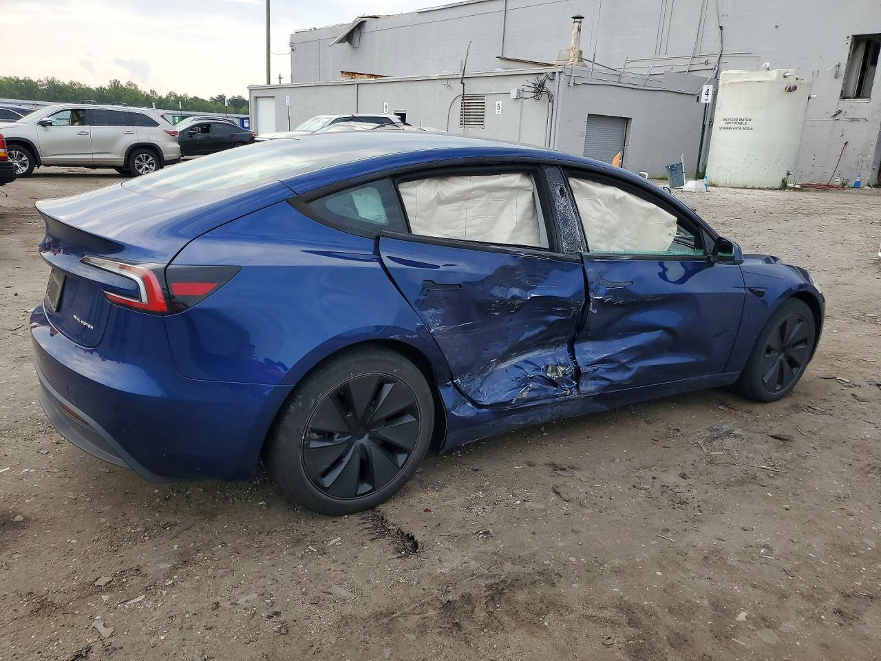 2025 Tesla Model 3 - zdjęcie 3
