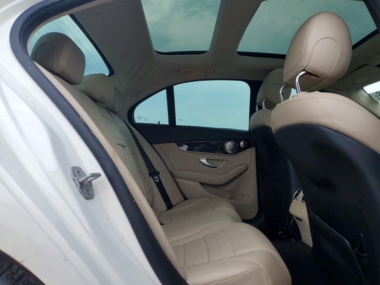 2015 Mercedes-Benz C 300 - zdjęcie 10