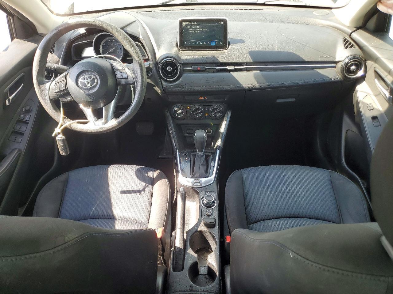 2017 Toyota Yaris Ia Base - zdjęcie 8