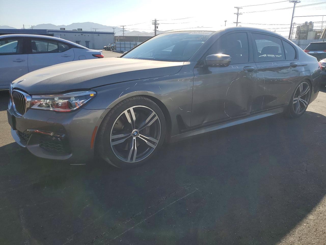 2016 BMW Seria 7 750i - zdjęcie główne