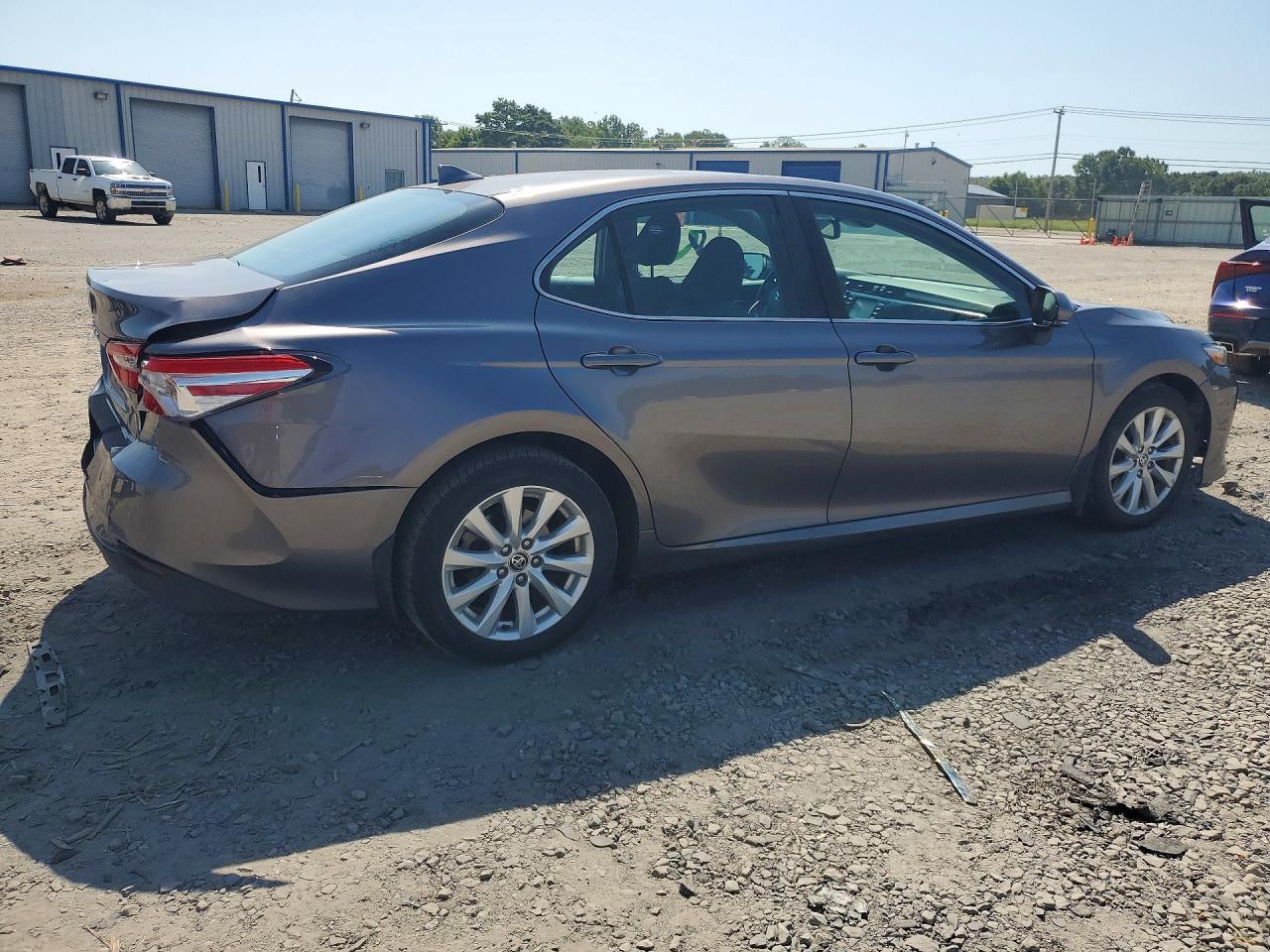 2020 Toyota Camry Le - zdjęcie 3
