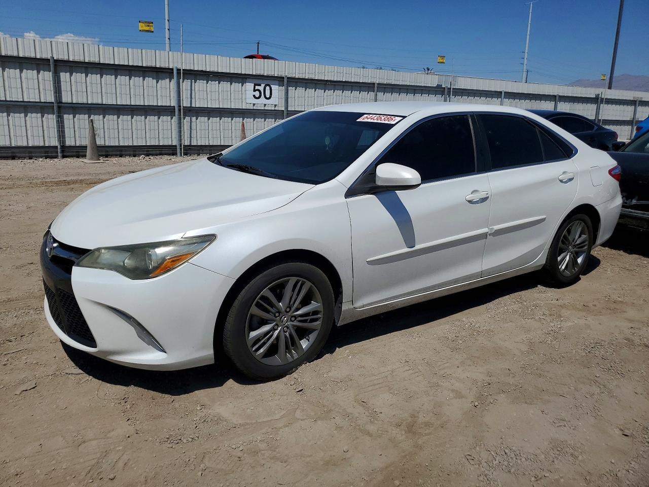 2017 Toyota Camry Le - zdjęcie główne