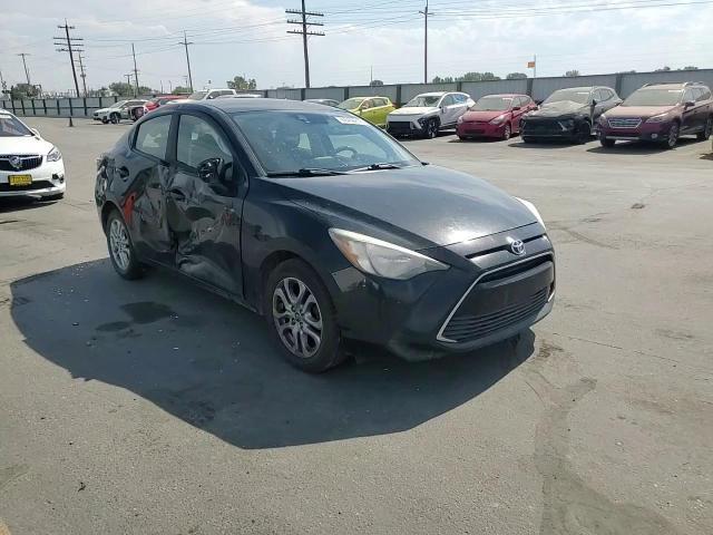 2017 Toyota Yaris Ia Base - zdjęcie 13