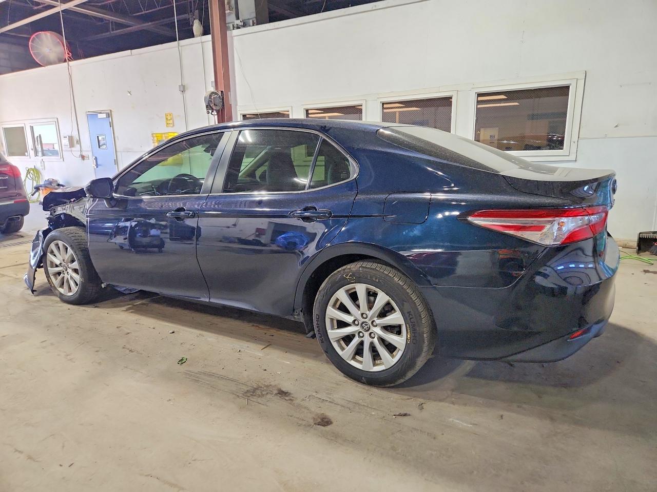 2018 Toyota Camry Le - zdjęcie 2
