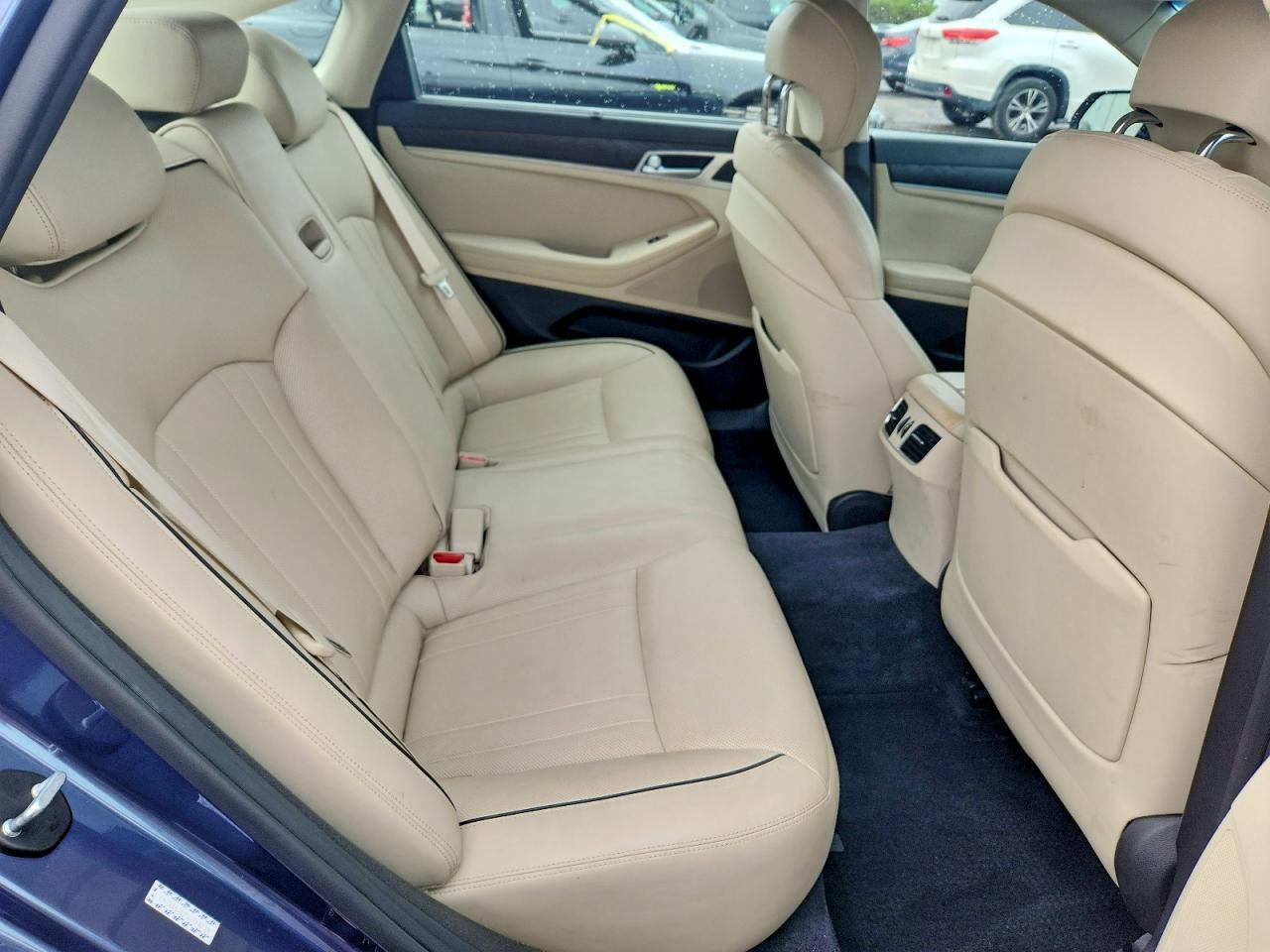 2016 Hyundai Genesis 3.8L - zdjęcie 10