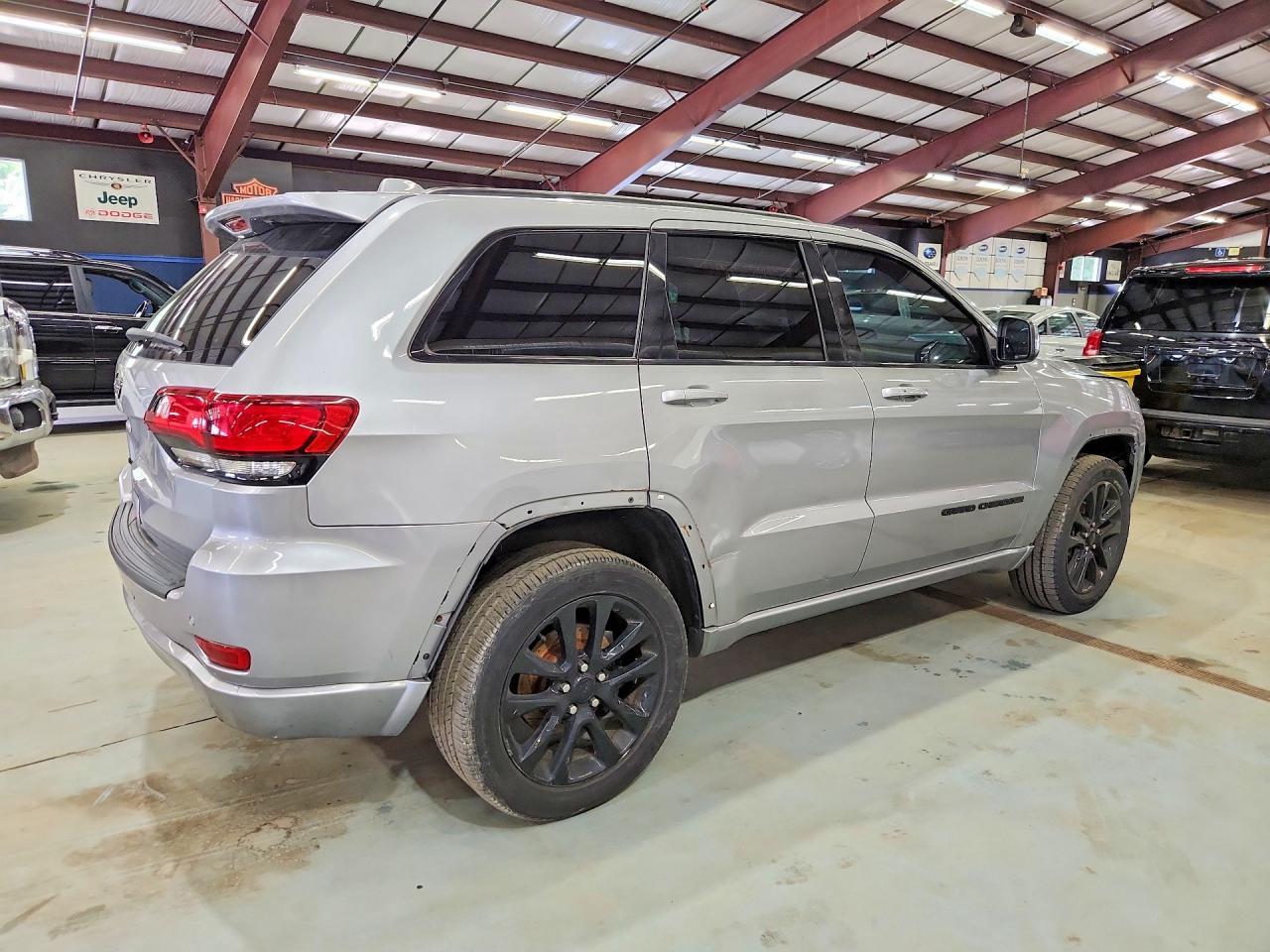 2020 Jeep Grand Cherokee Laredo - zdjęcie 3