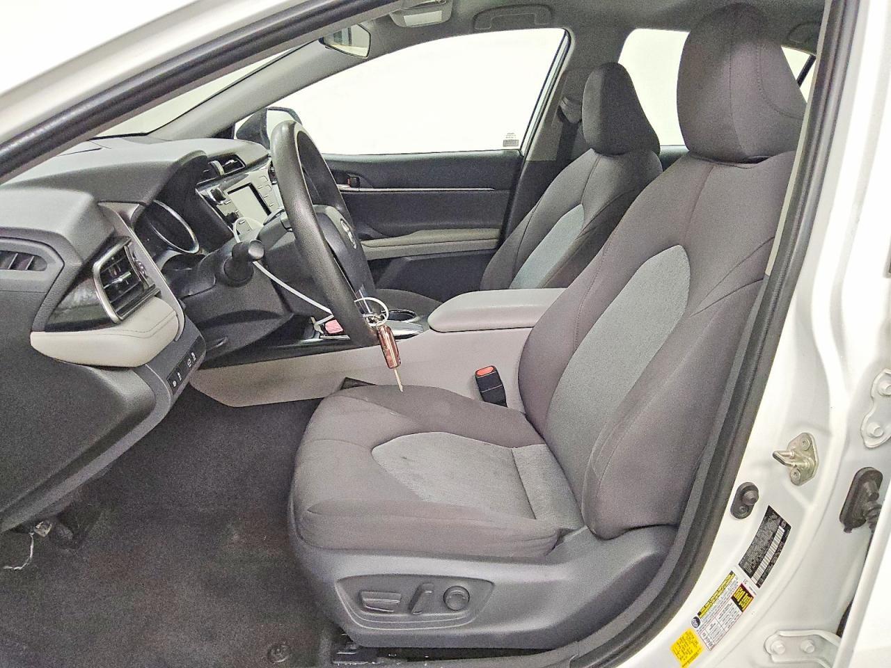 2020 Toyota Camry Le - zdjęcie 7