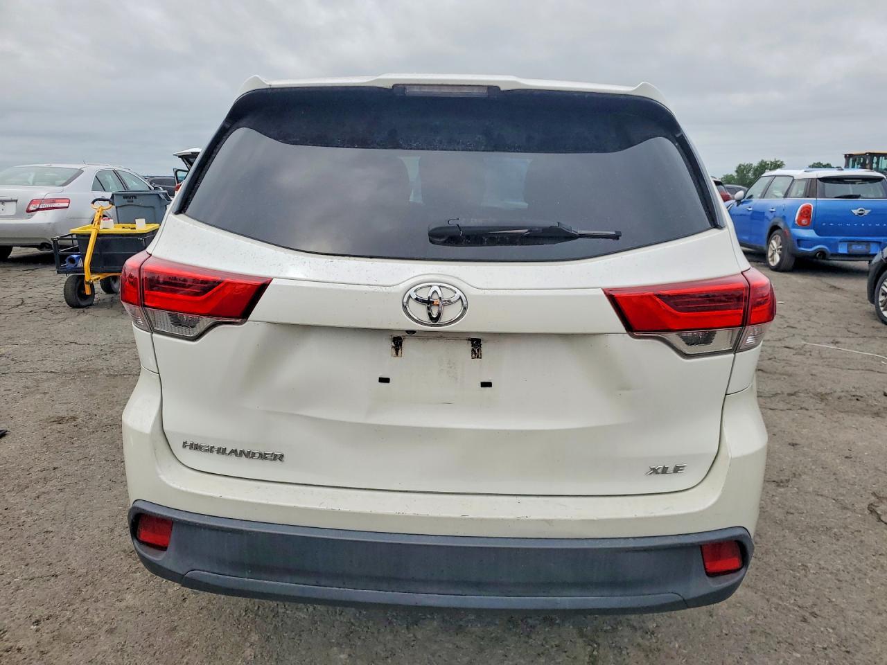 2017 Toyota Highlander Le - zdjęcie 6