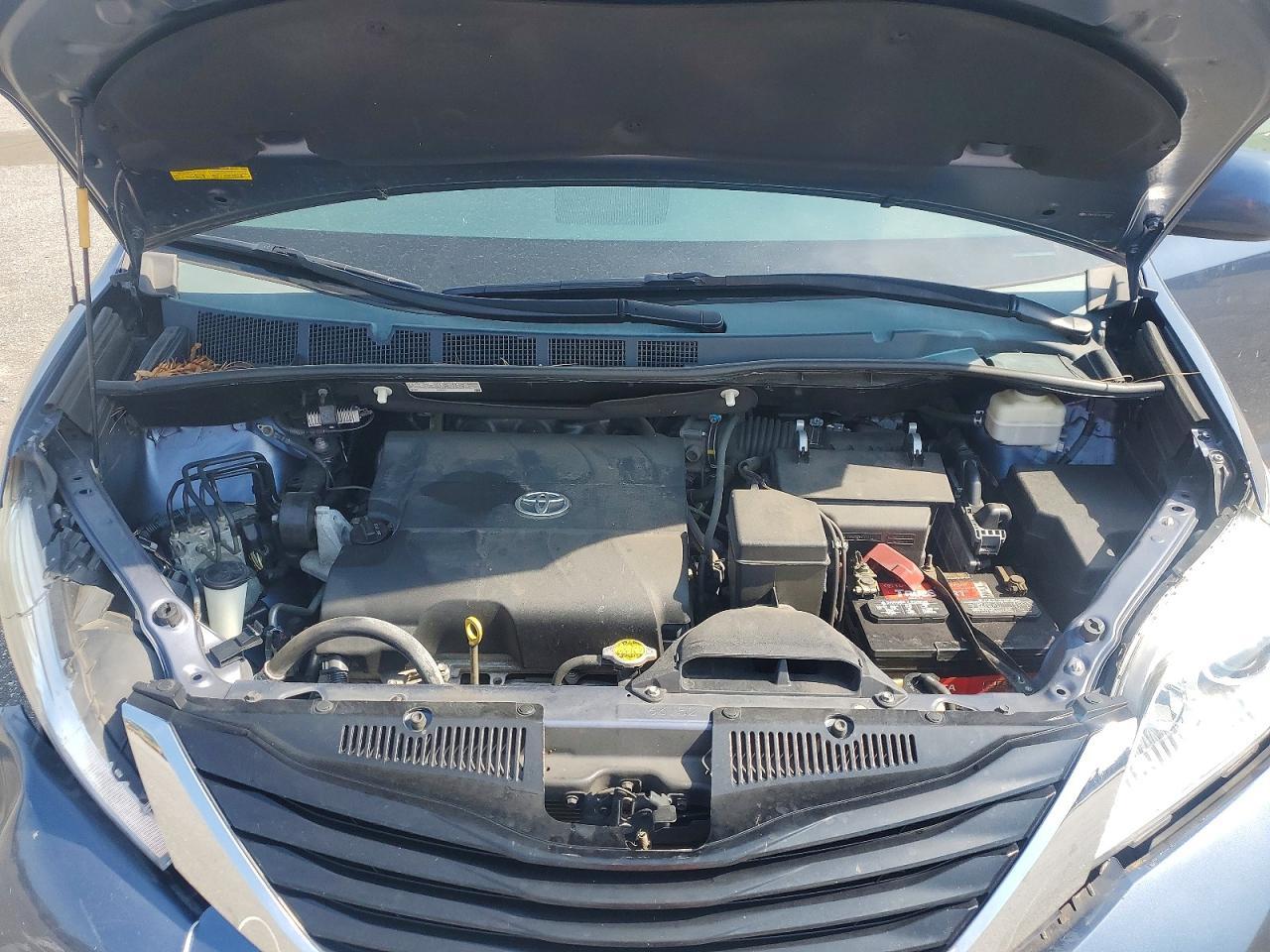 2014 Toyota Sienna Le - zdjęcie 12