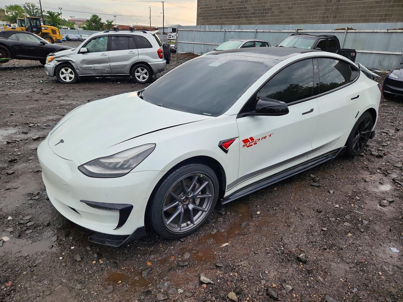 2021 Tesla Model 3 - zdjęcie główne