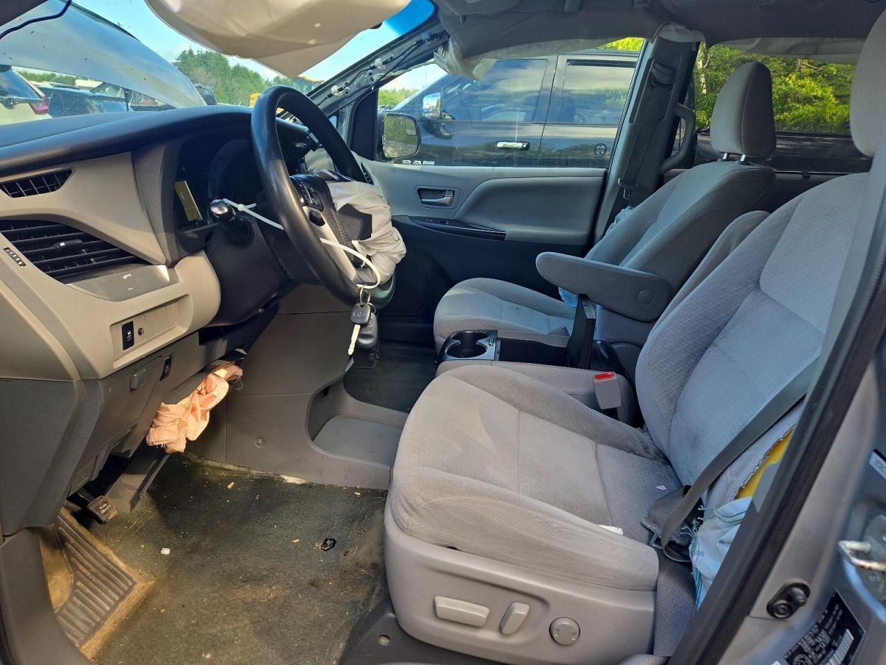 2015 Toyota Sienna Le - zdjęcie 7