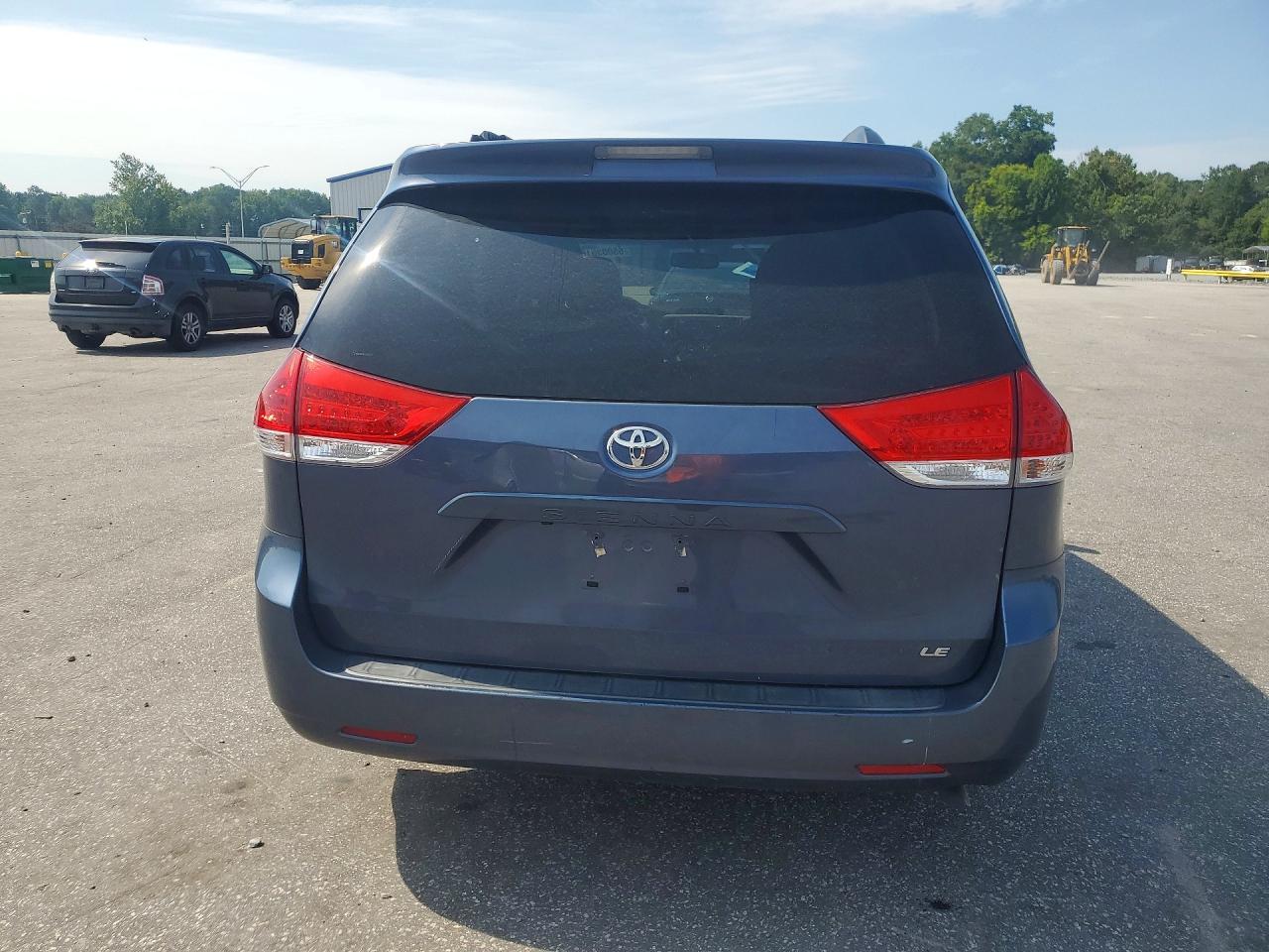 2014 Toyota Sienna Le - zdjęcie 6